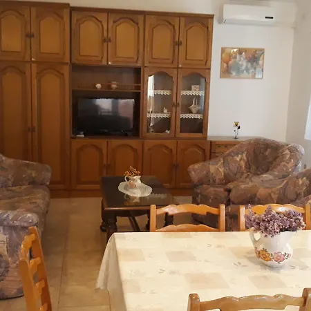 In Pula- Kroatien Mit Hohen Gaestebewertungen By Interhome Appartamento Pola