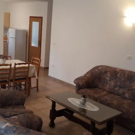 Appartamento In Pula- Kroatien Mit Hohen Gaestebewertungen By Interhome