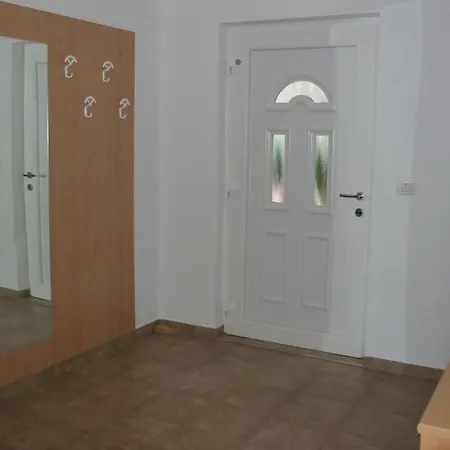 In Pula- Kroatien Mit Hohen Gaestebewertungen By Interhome Appartamento Pola