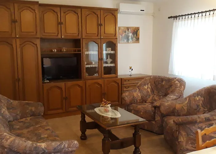 Apartman In Pula- Kroatien Mit Hohen Gaestebewertungen By Interhome